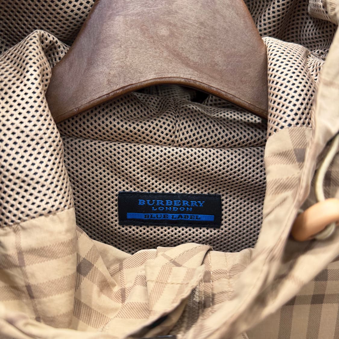 버버리 런던 하이넥 후드 라이트 점퍼 체크 패턴 메쉬 안감 디테일 베이지 상품이미지6