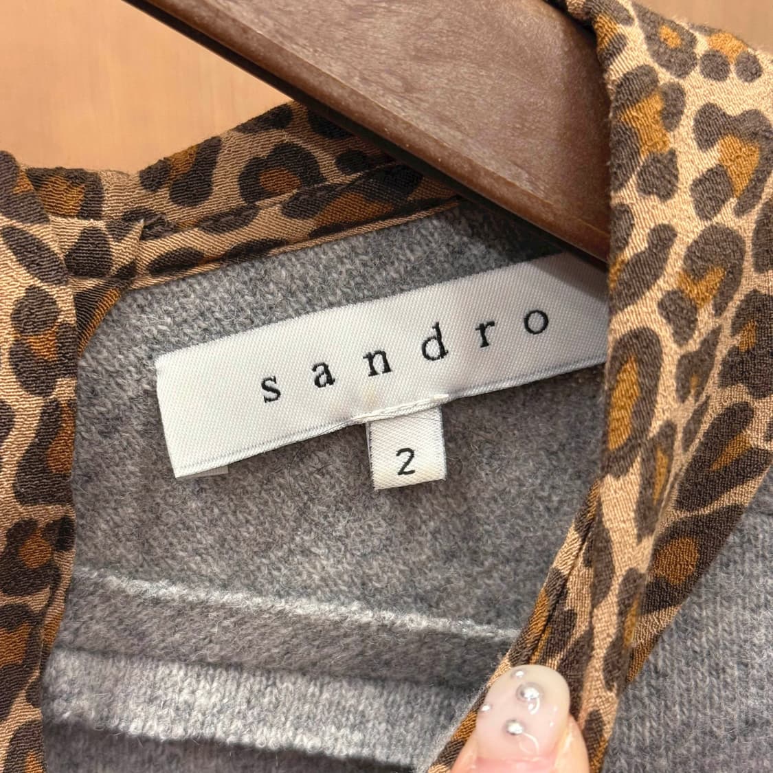 산드로 긴팔 티셔츠 레오파드 카라 배색 백버튼 디테일 그레이 상품이미지7