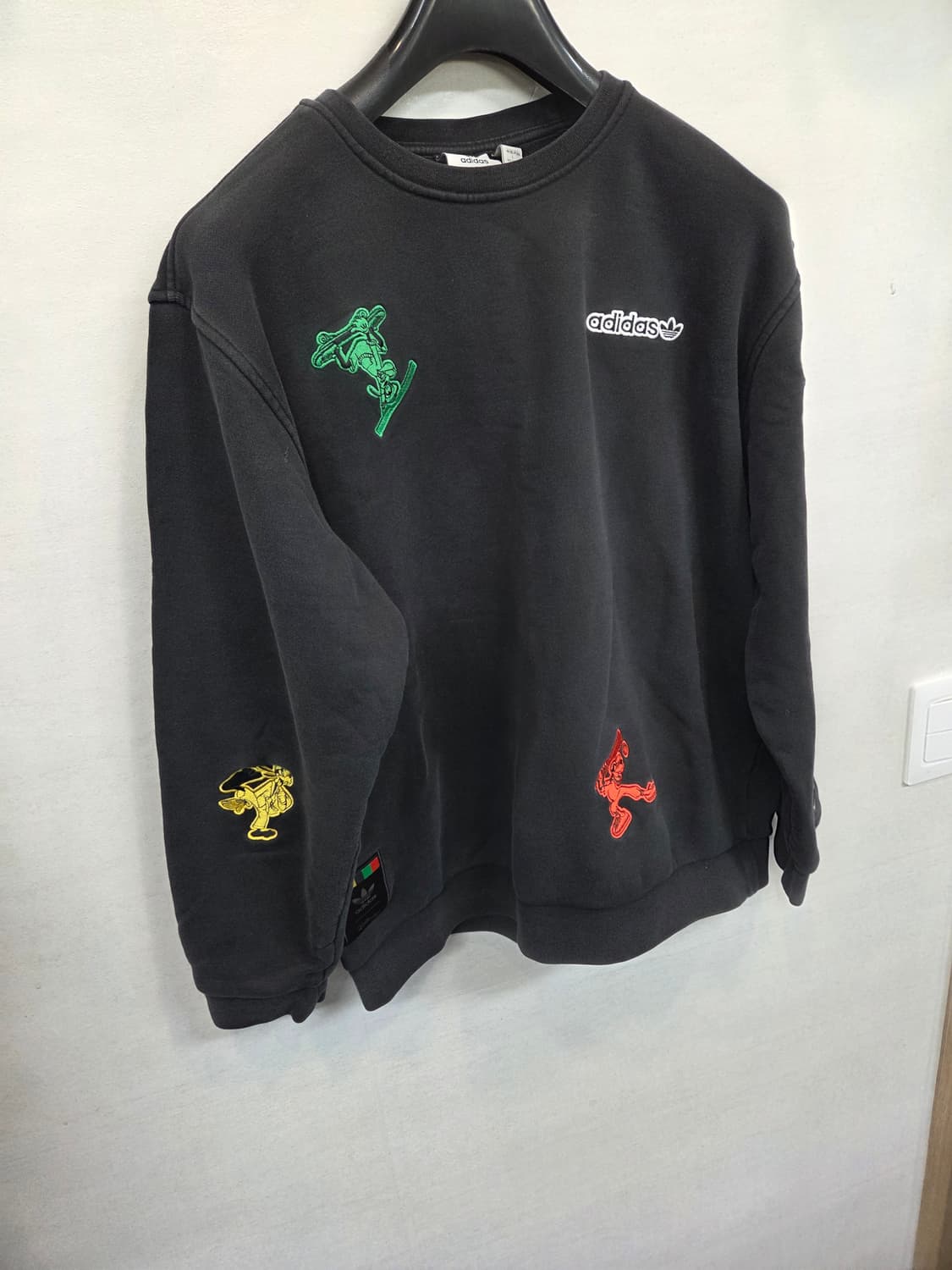 아디다스 디즈니 콜라보 구피 멀티자수로고 맨투맨 xl 상품이미지8