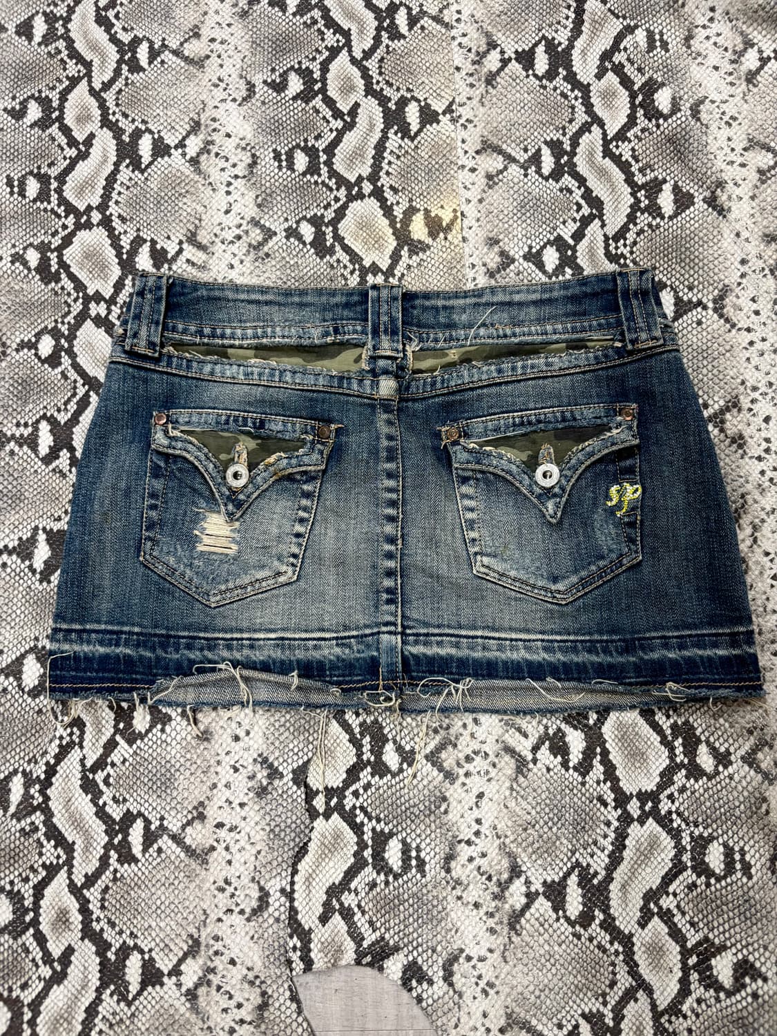 “Vintage” Camo Detail Y2K Mood Denim Sho 상품이미지1