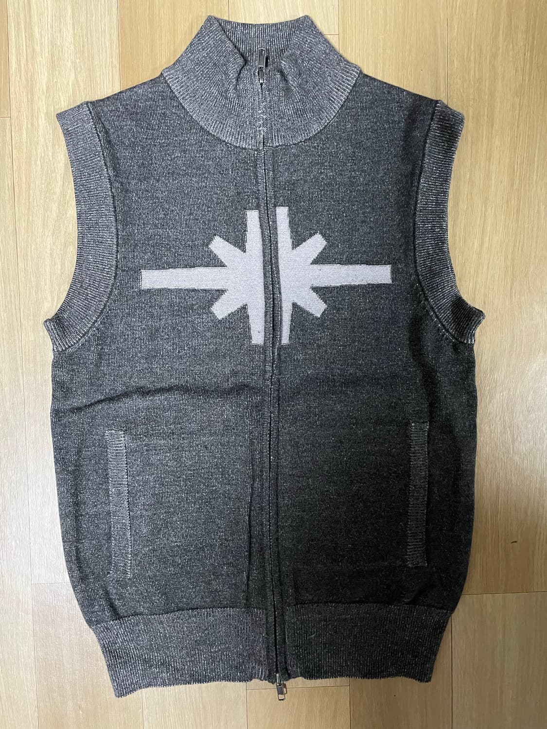 틸던 TWO-TONE SYMBOL KNIT VEST black 상품이미지5