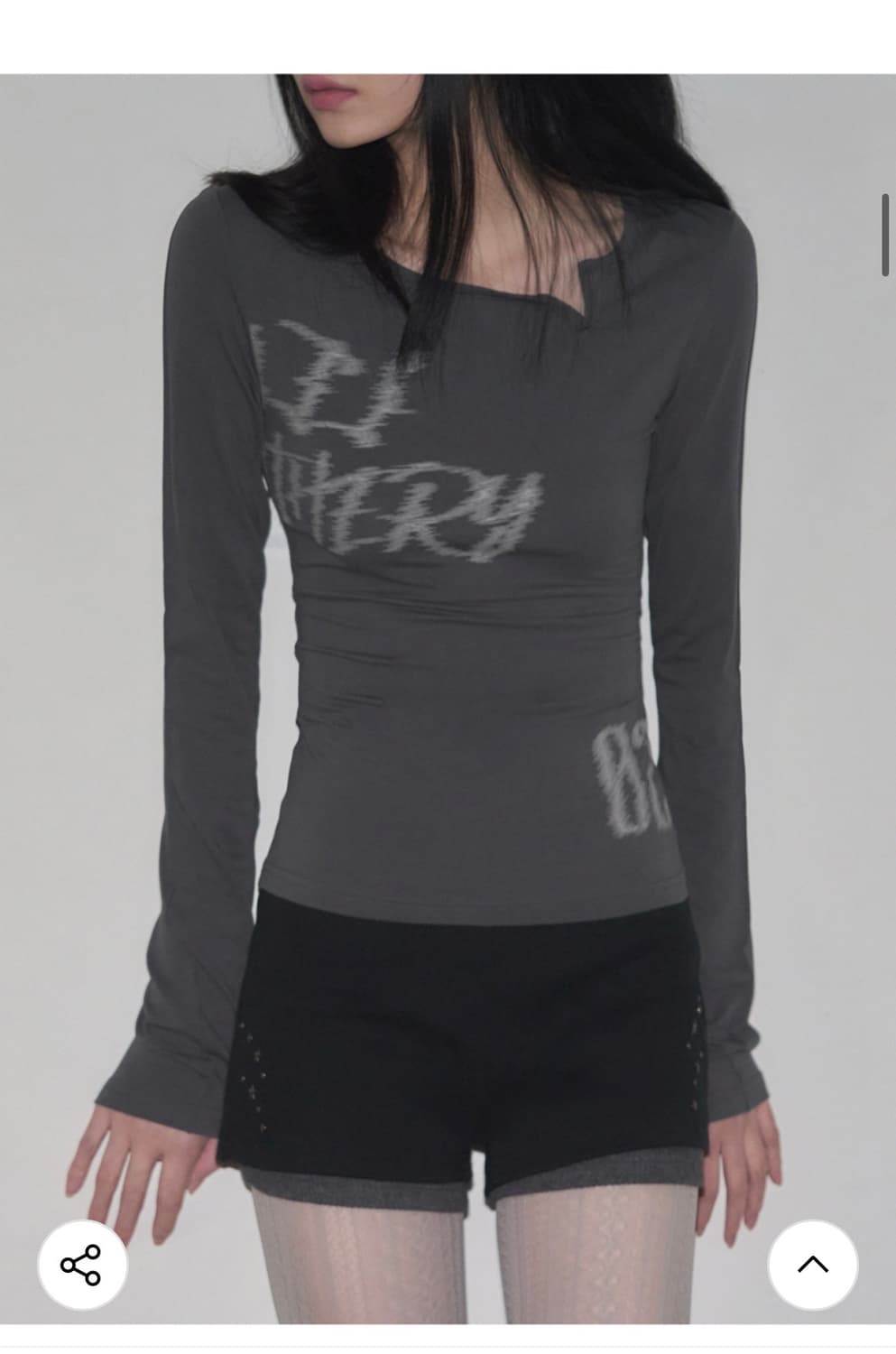 (FREE) 레더리 레터링 슬릿 롱슬리브 [CHARCOAL] 판매 상품이미지6