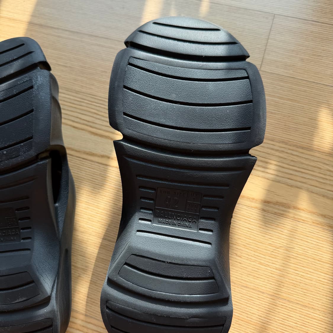 [42] 발렌시아가 러버 몰드 슬라이드 샌들 블랙 상품이미지5