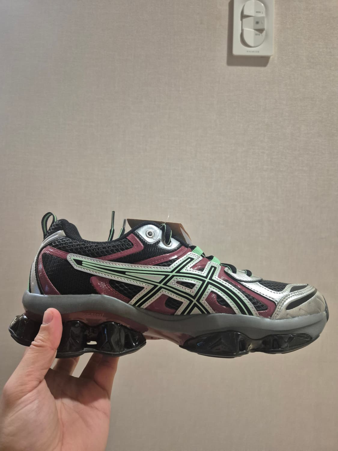 [새상품/265] 아식스 젤 퀀텀 키네틱 그래파이트 그레이/브리스킷 레드 상품이미지3