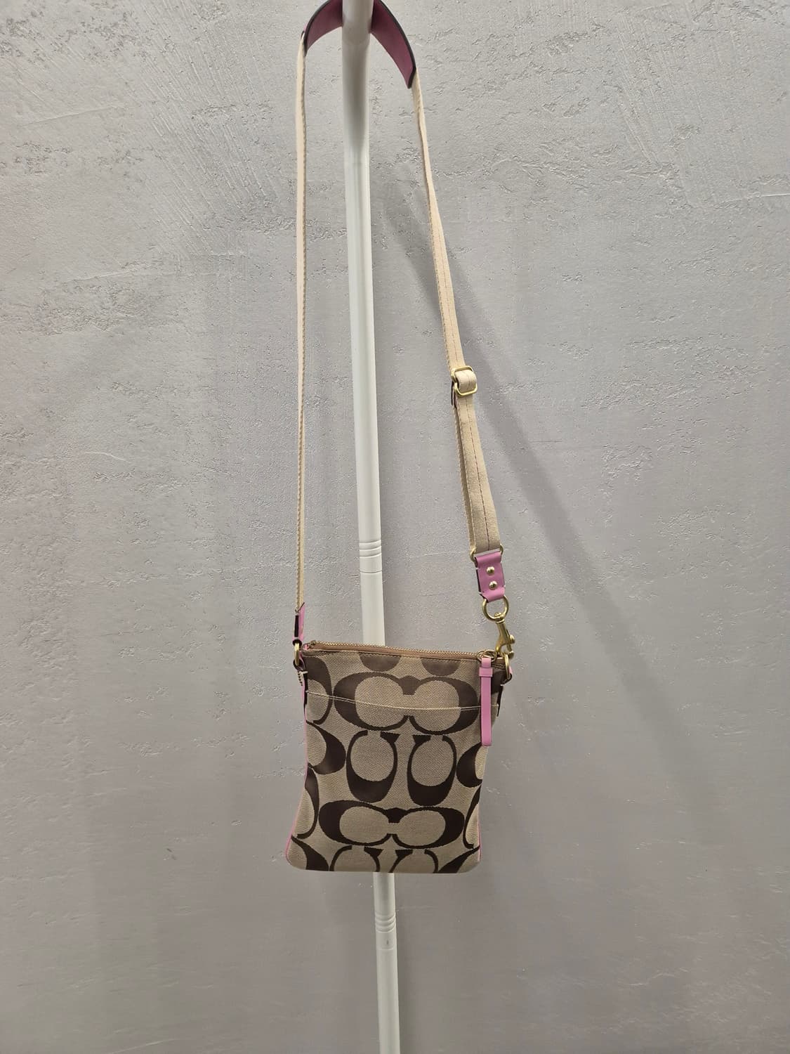 코치 시그니처 핑크 크로스백 상품이미지2