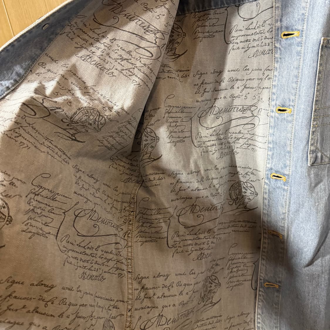 벨루티 24 S/S 데님(청) 셔츠 자켓 판매 합니다. 상품이미지6