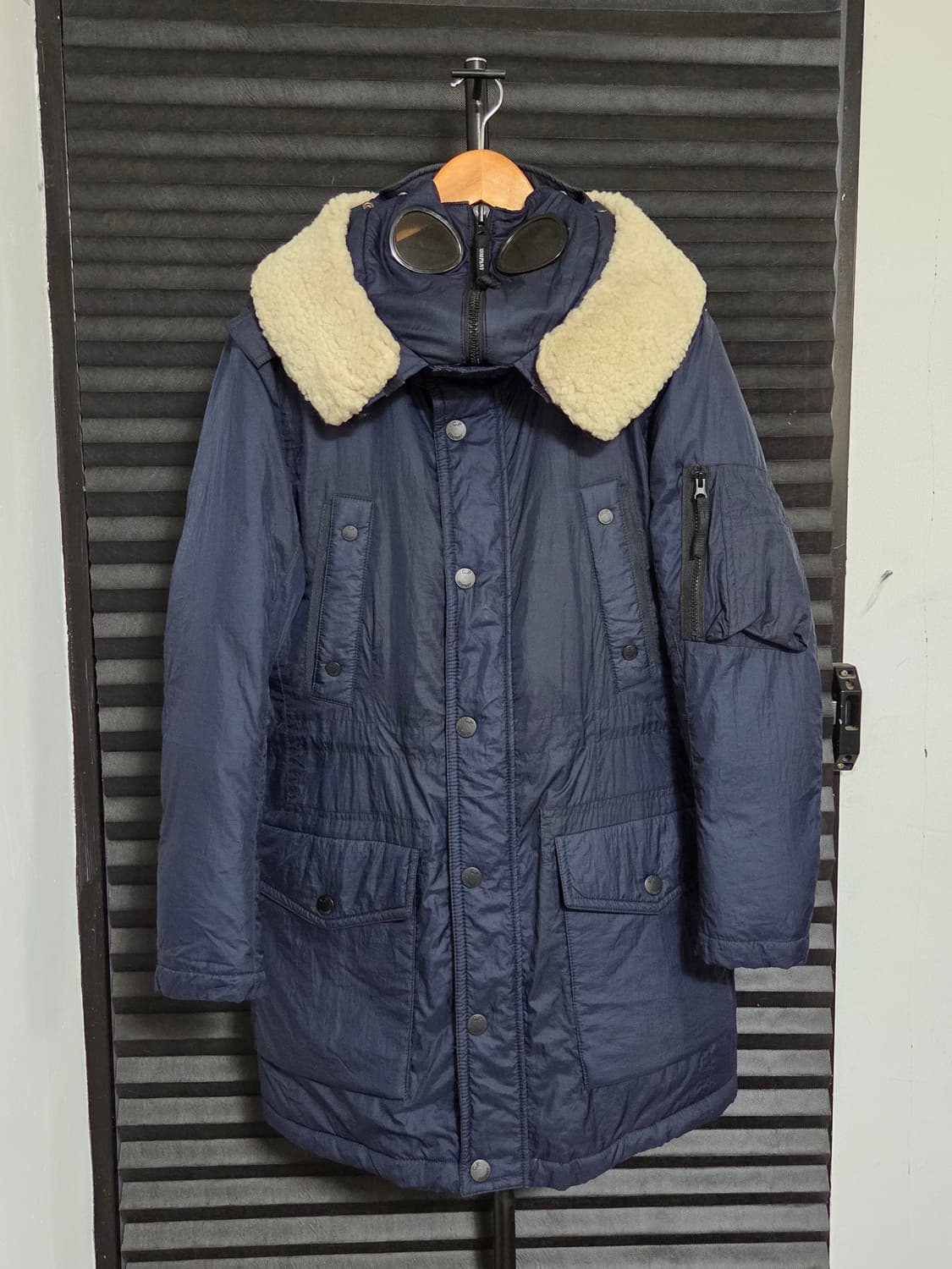 (정품) [C.P. 컴퍼니] 고글 후드 시어링 덕다운 패딩 | 00095 상품이미지1