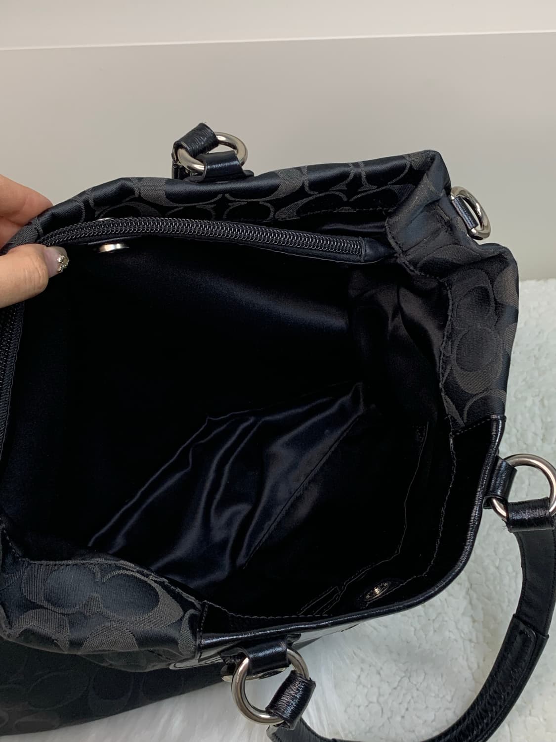 코치 시그니처 블랙 숄더백 상품이미지6