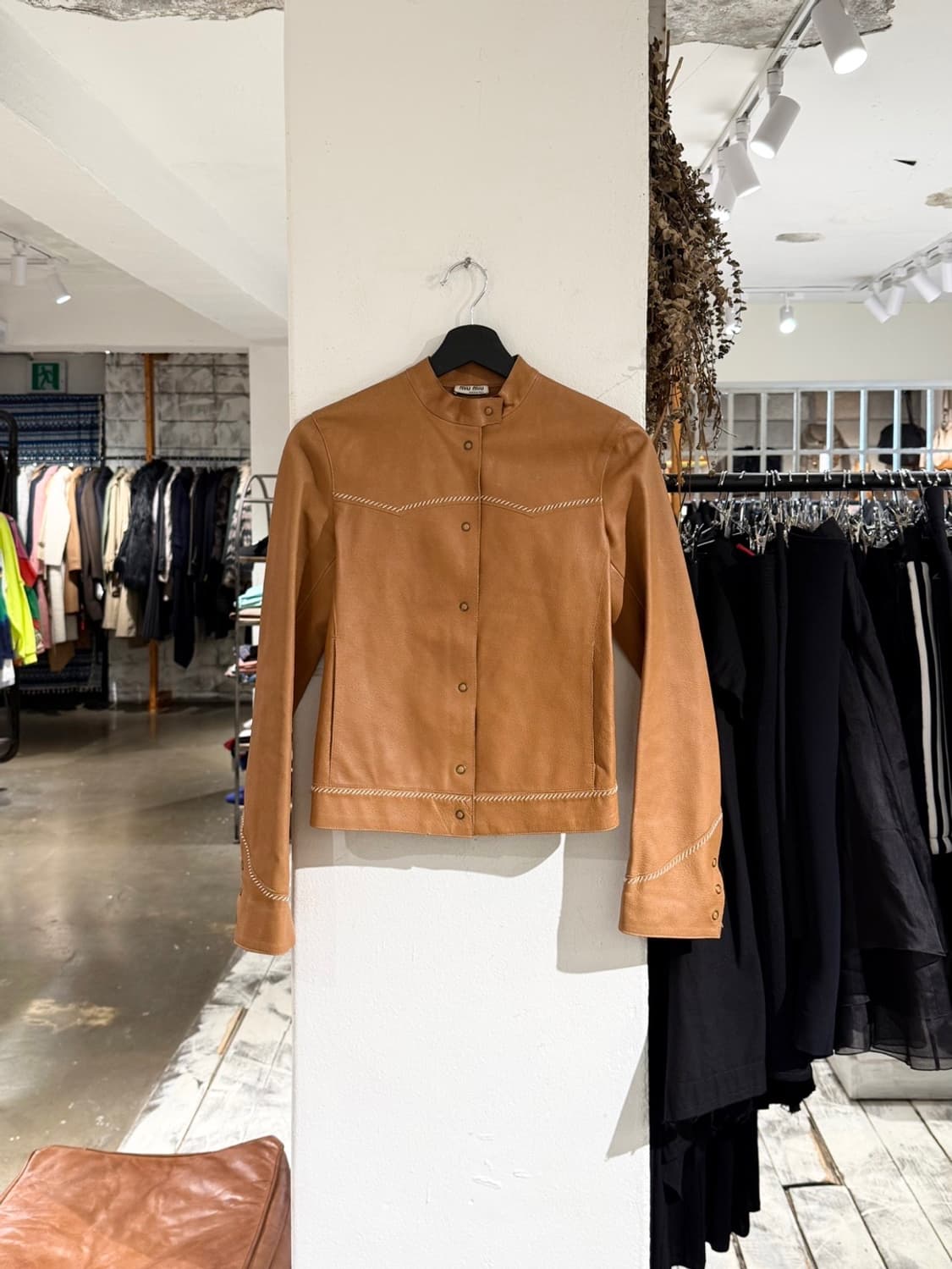 미우미우 브라운 스티치 레더 자켓 상품이미지1