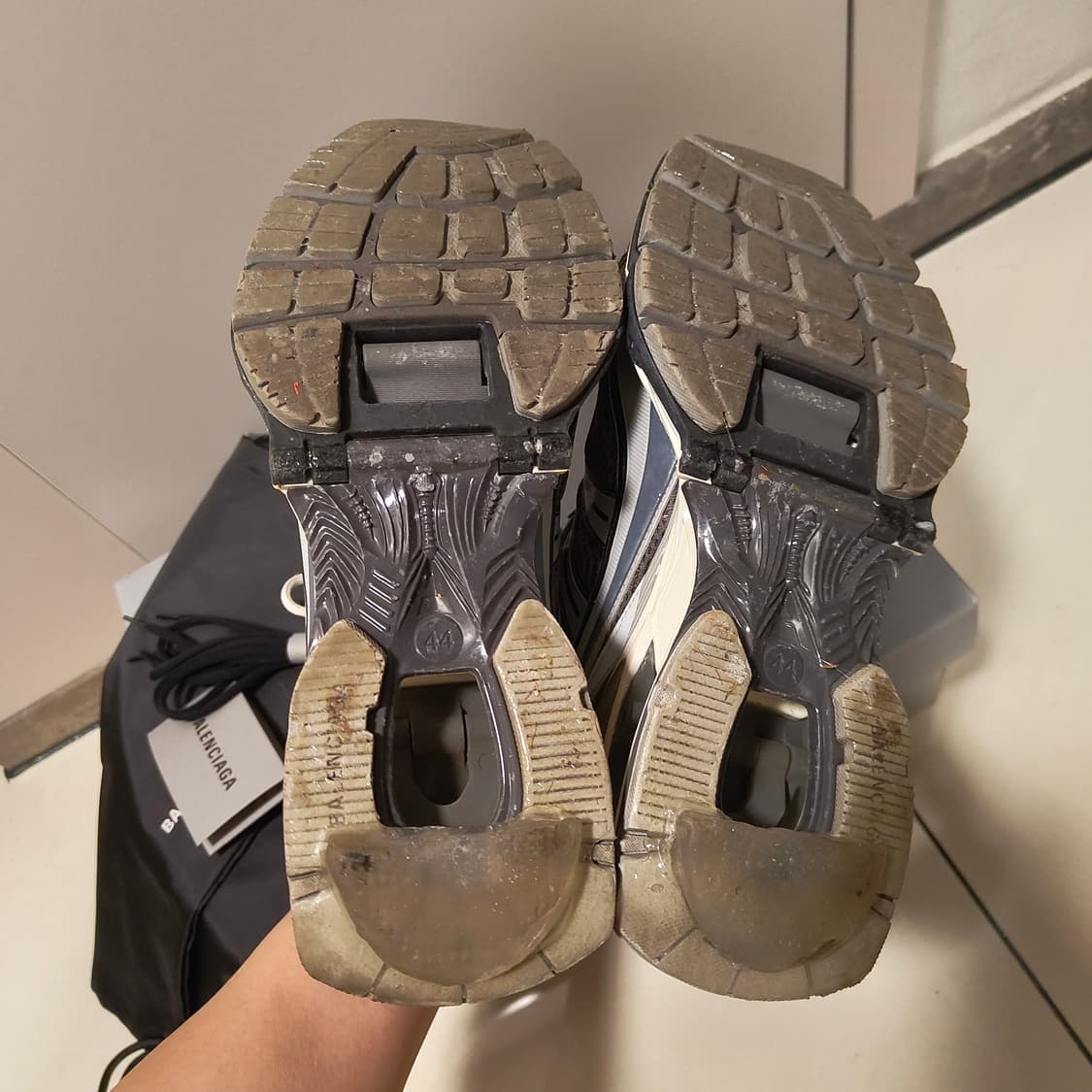 발렌시아가 엑스팬더
그레이 44
 상품이미지7