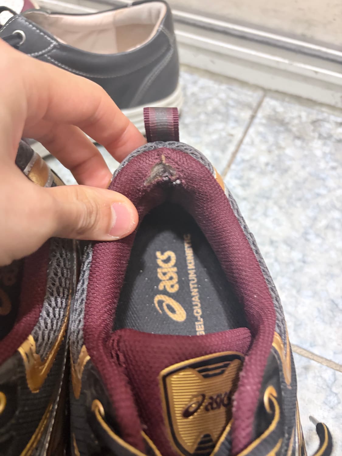 아식스 젤퀀텀 키네틱 카본 퓨어 골드285 상품이미지2