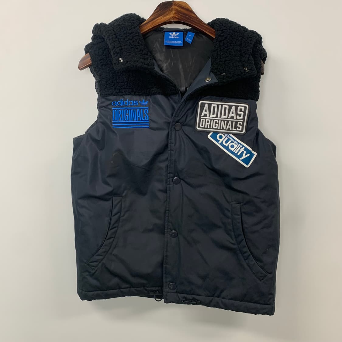 아디다스 패치 블랙 후드 조끼 패딩 상품이미지2