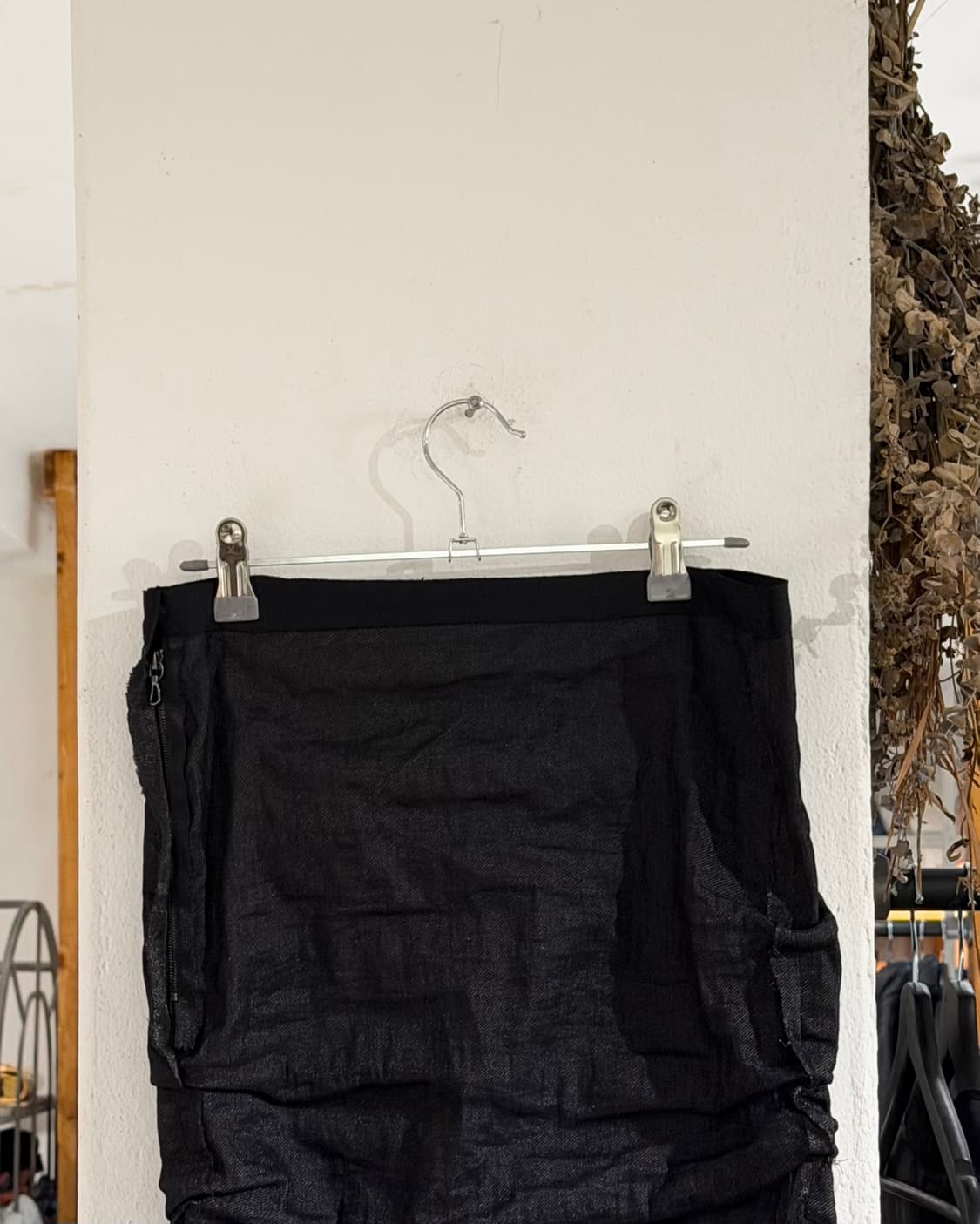 랑방 블랙 드레이프 미디 스커트 상품이미지5