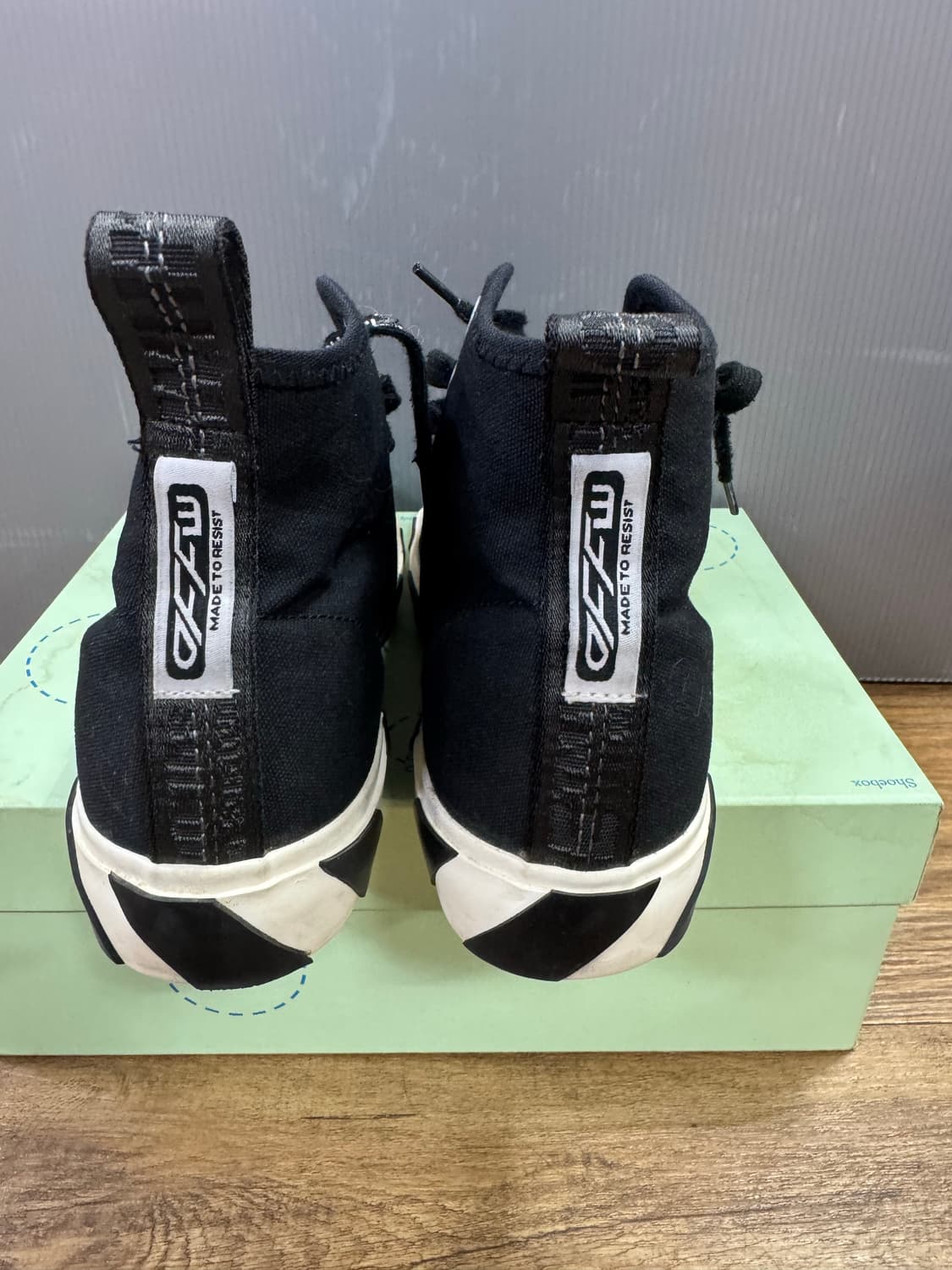 오프화이트 미드탑 스니커즈 상품이미지2