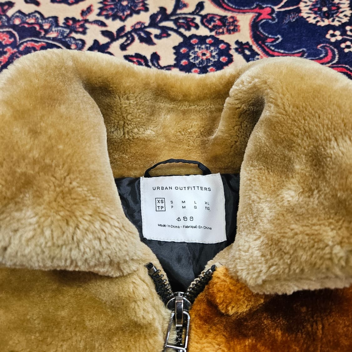 어반아웃피터스 Faux Fur UO 패치 워크 집업 자켓  상품이미지4