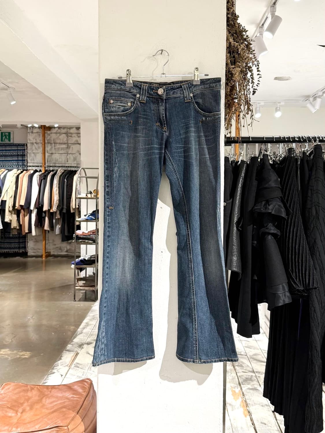 지아니 베르사체 중청 로우라이즈 부츠컷 데님 팬츠 상품이미지1