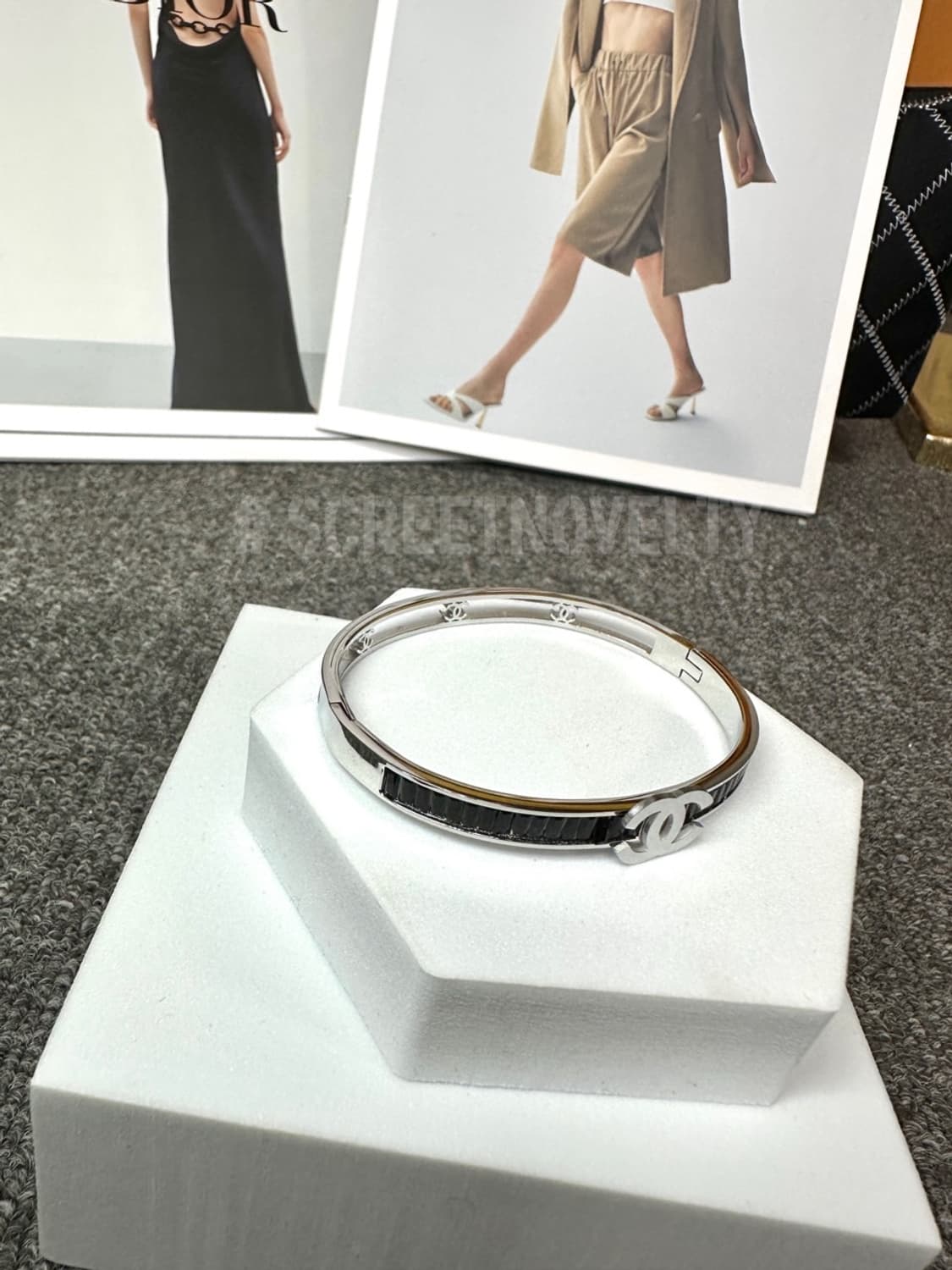 샤넬 블랙 & 실버 로고 팔찌 상품이미지1