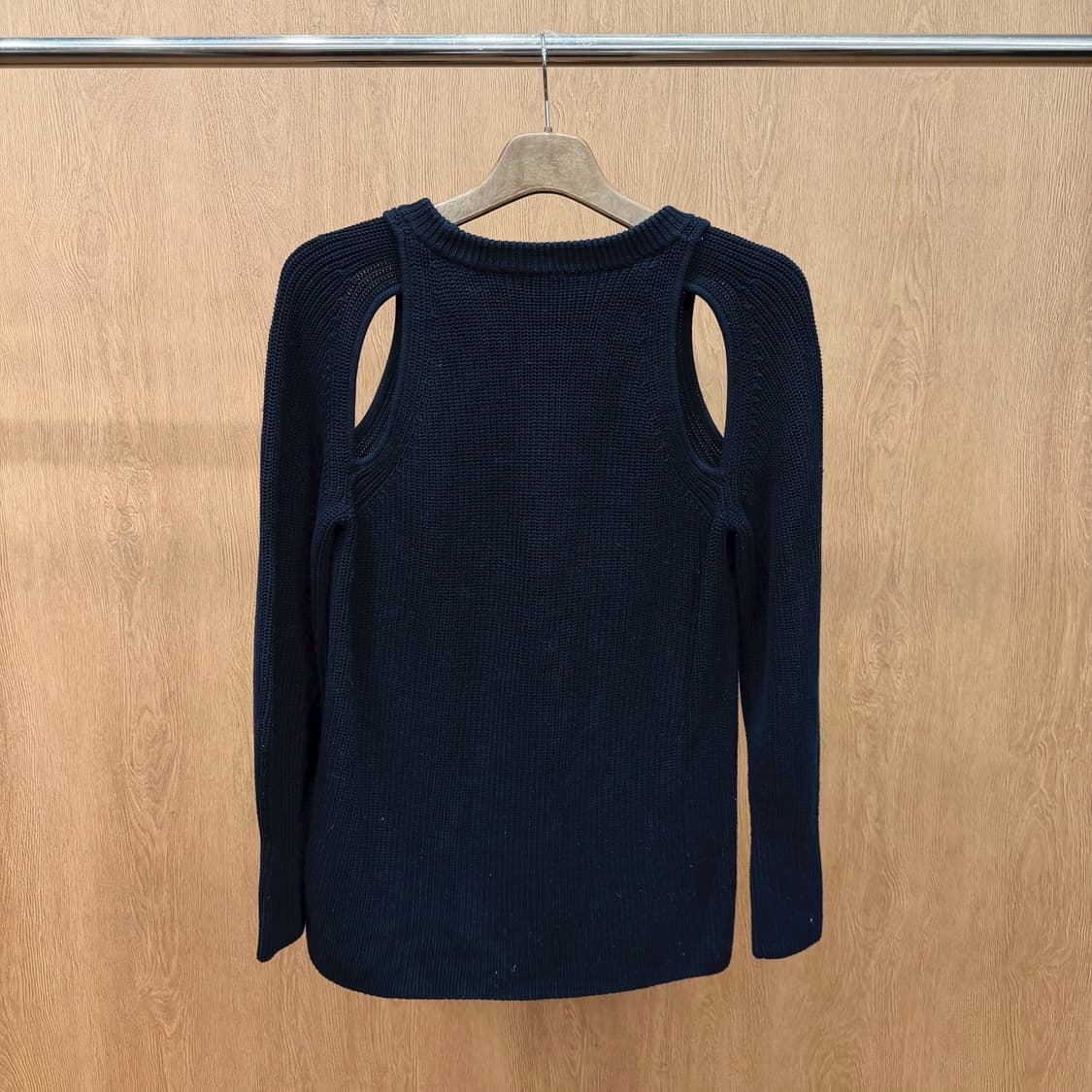 코스 롱 슬리브 골지 니트 컷아웃 오픈 슬리브 리브 커프 디테일 블랙 상품이미지3