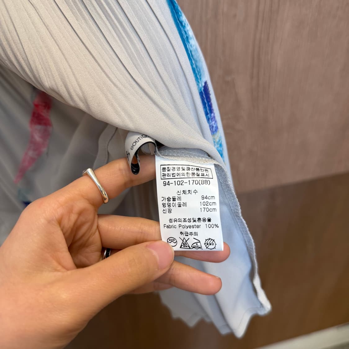 빈티지 슬리브리스 플리츠 블라우스 페인팅 프린팅 디테일 베이지 상품이미지5