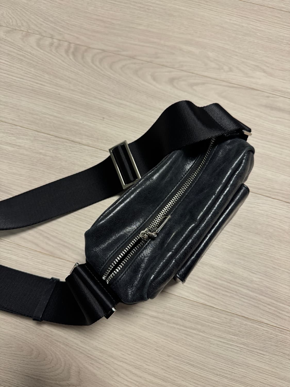 논시즌 바이 마지셔우드 버터 미디움 블랙 크로스백 상품이미지6