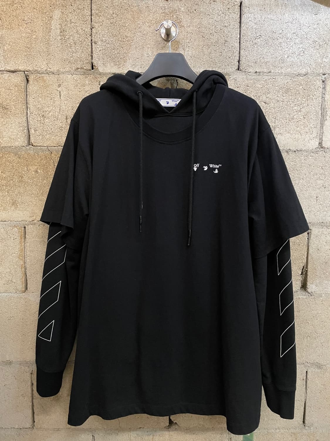 오프화이트 스트라이프 로고 레이어드 후드 티셔츠 상품이미지1