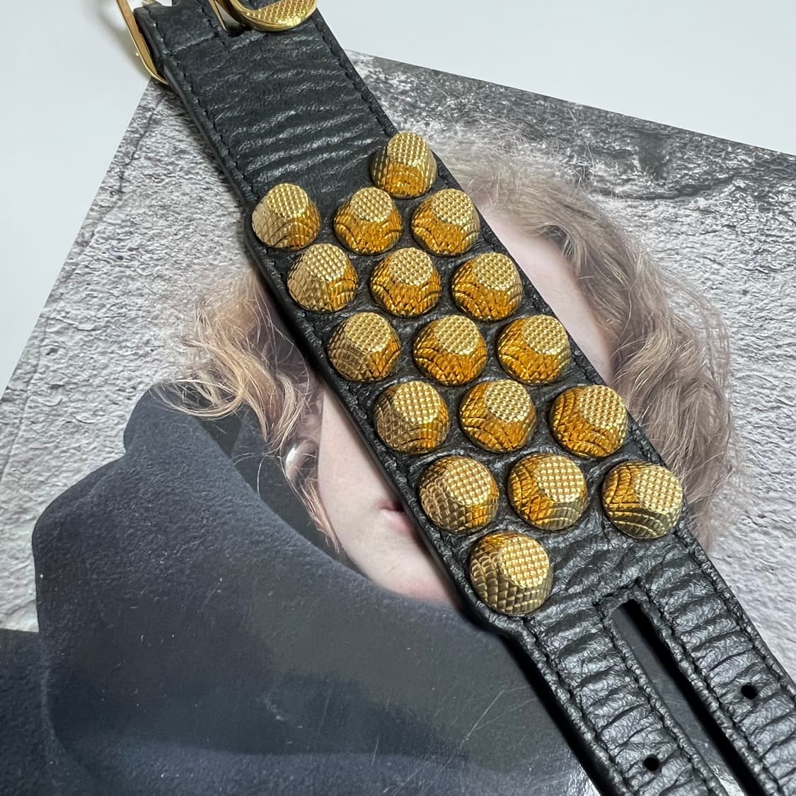 발렌시아가 자이언트 브레이슬릿 골드/블랙 상품이미지4