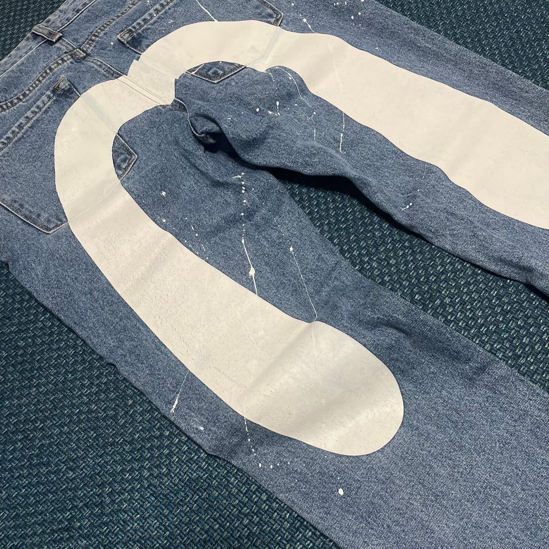 에비수 화이트페인팅 빅로고 데님 진 상품이미지3