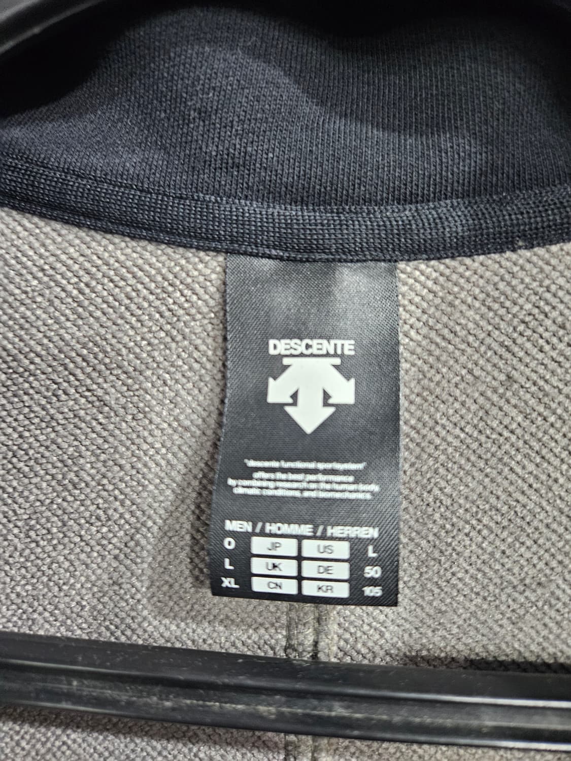 데상트 자수 라이트베이지 남성 105 반집업자켓  상품이미지3