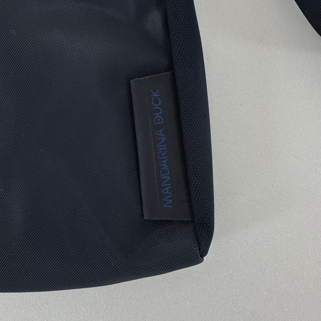 만다리나덕 네이비 미니 크로스백 여행용 데일리백 상품이미지4