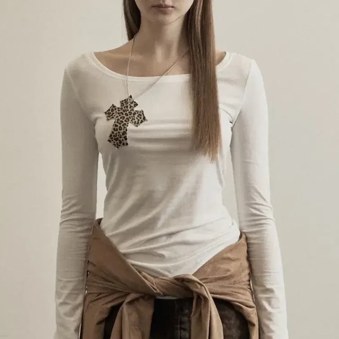 일리오 white leopard cross necklace top 상품이미지1