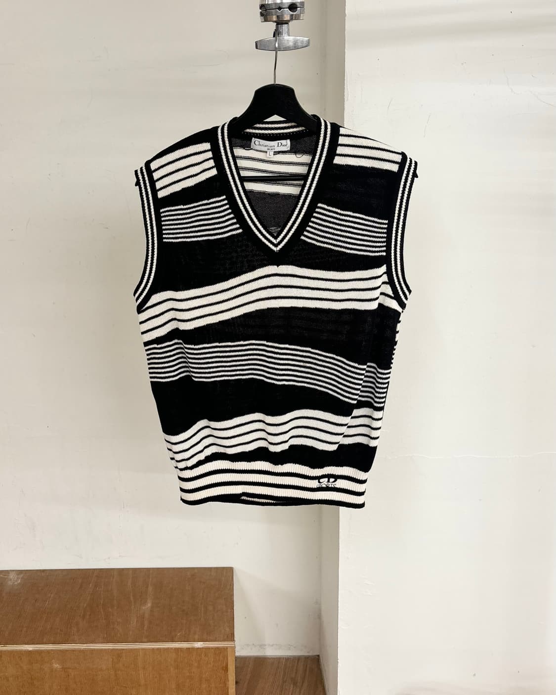디올 스포츠 블랙 앤 화이트 스트라이프 니트 베스트 상품이미지1