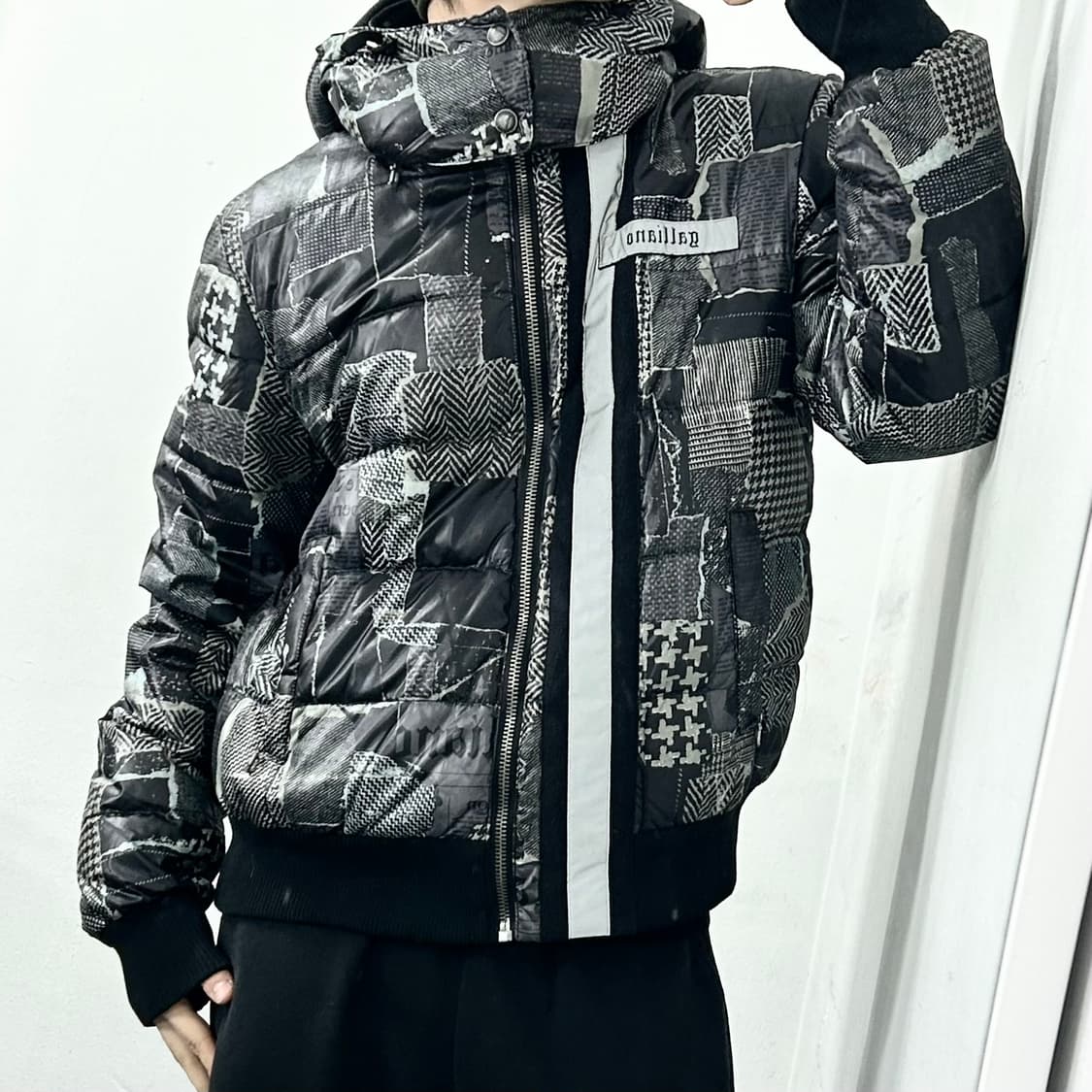 존 갈리아노 뉴스페이퍼 패딩 상품이미지2