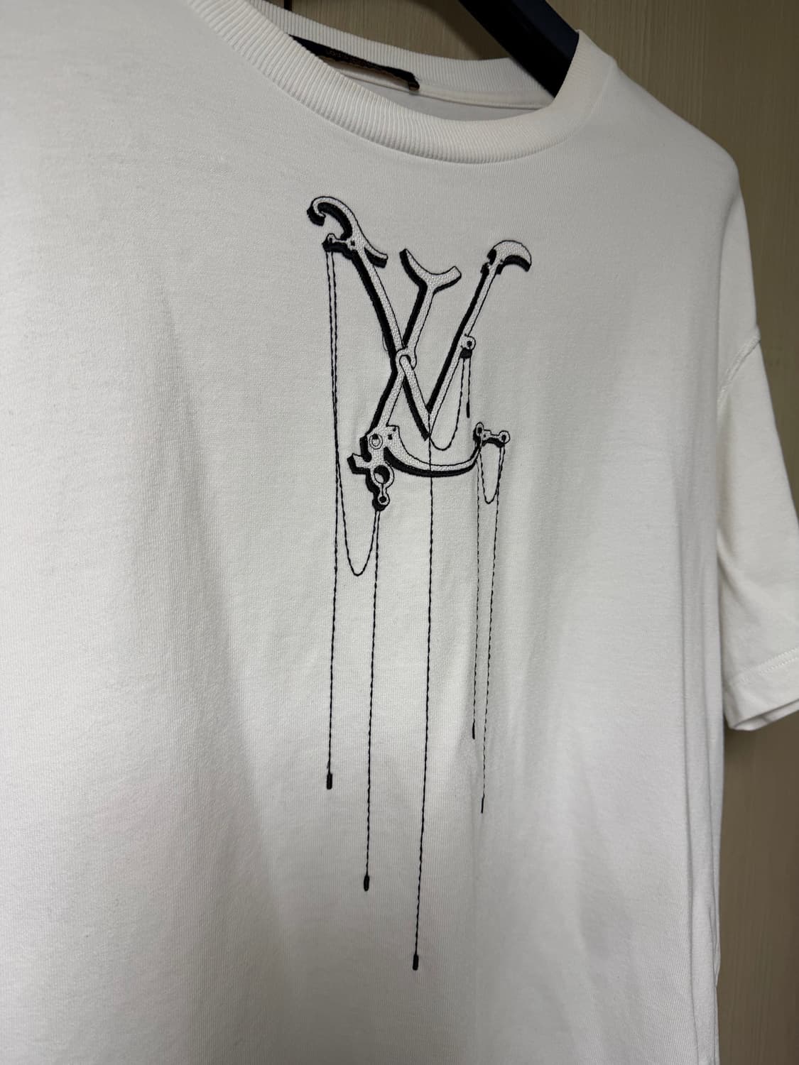 루이비통 펜던트 자수로고 LV 엠브로이드 반팔 티셔츠 상품이미지2