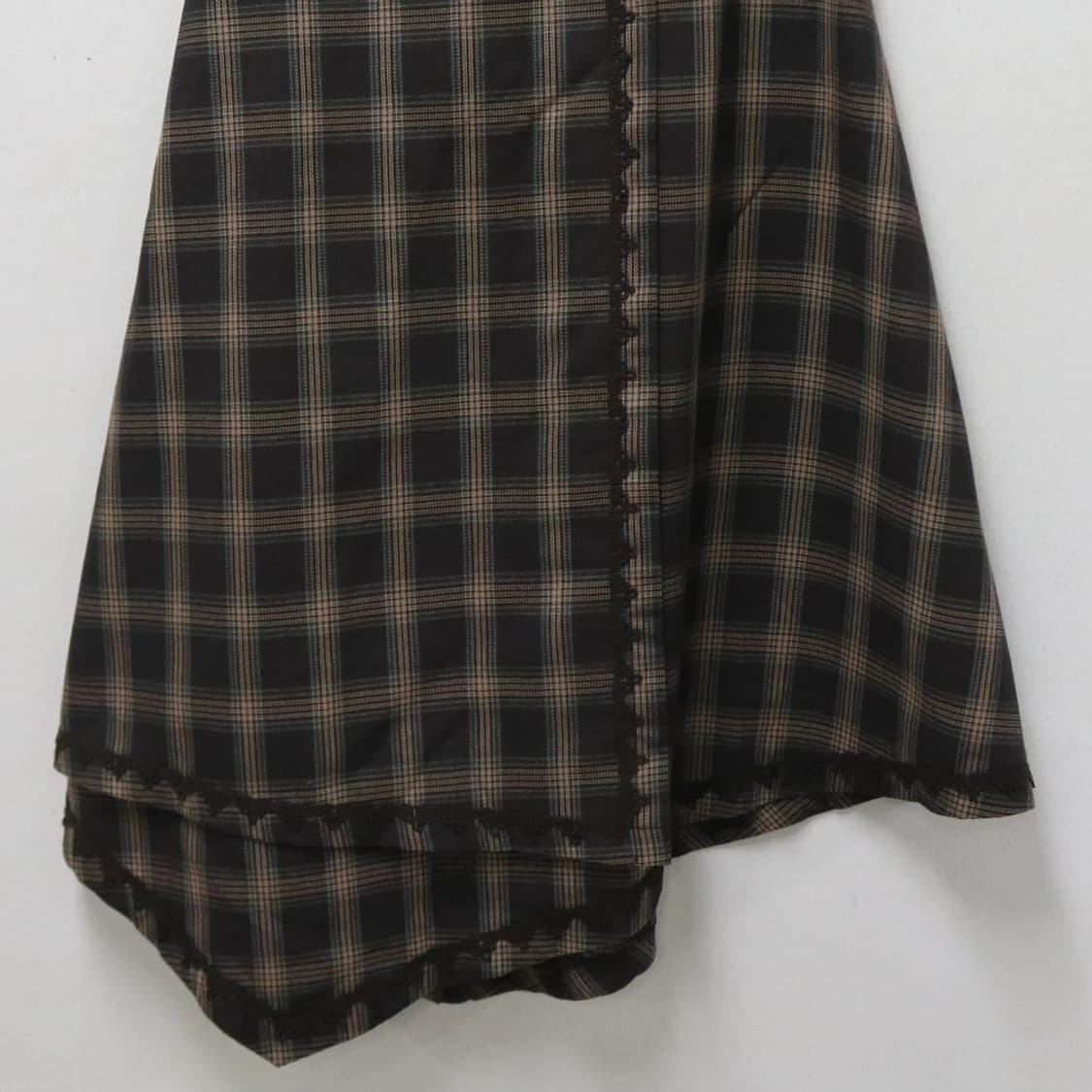 액시즈 팜 체크 언발 버클 롱 스커트 62440 상품이미지4