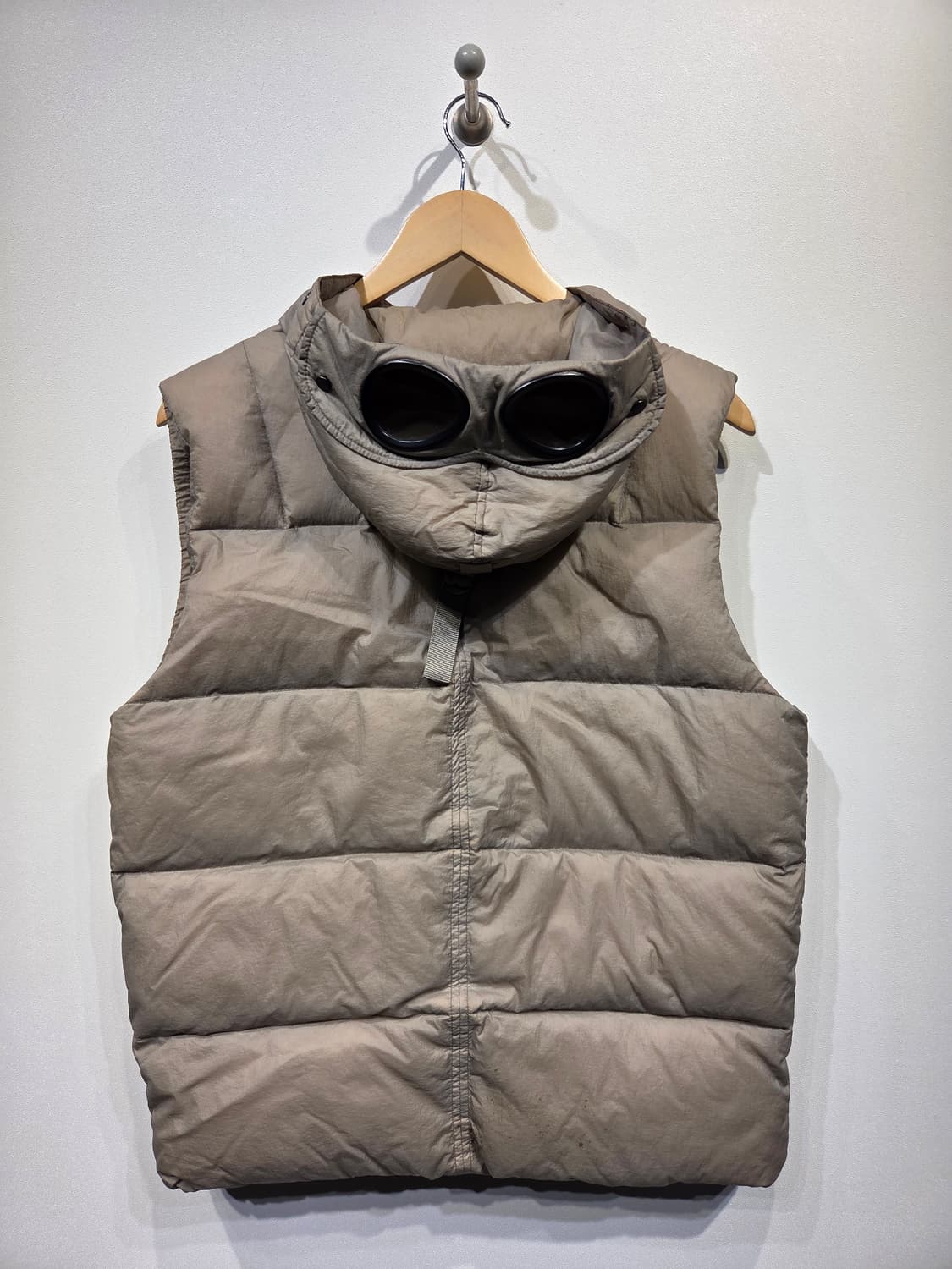 CP 컴퍼니 덕다운 고글 패딩 조끼_100 상품이미지4