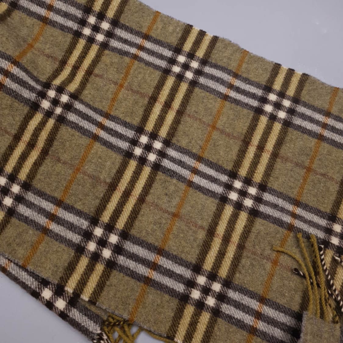 버버리 카키 노바체크 테슬 머플러 상품이미지3