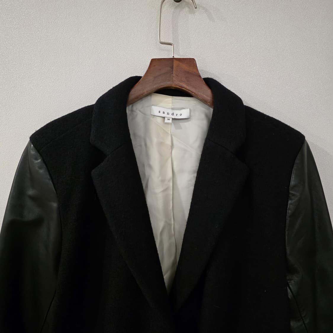 산드로 블랙 레더 소매 코트 36 상품이미지3