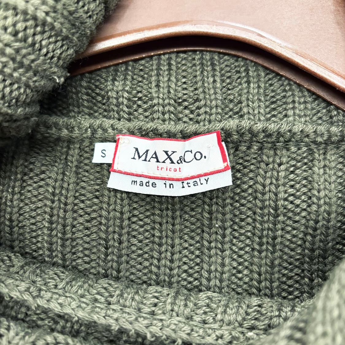 막스앤코 슬림핏 긴팔 골지 니트 비대칭 넥 플랩 카라 지퍼 디테일 카키 상품이미지7