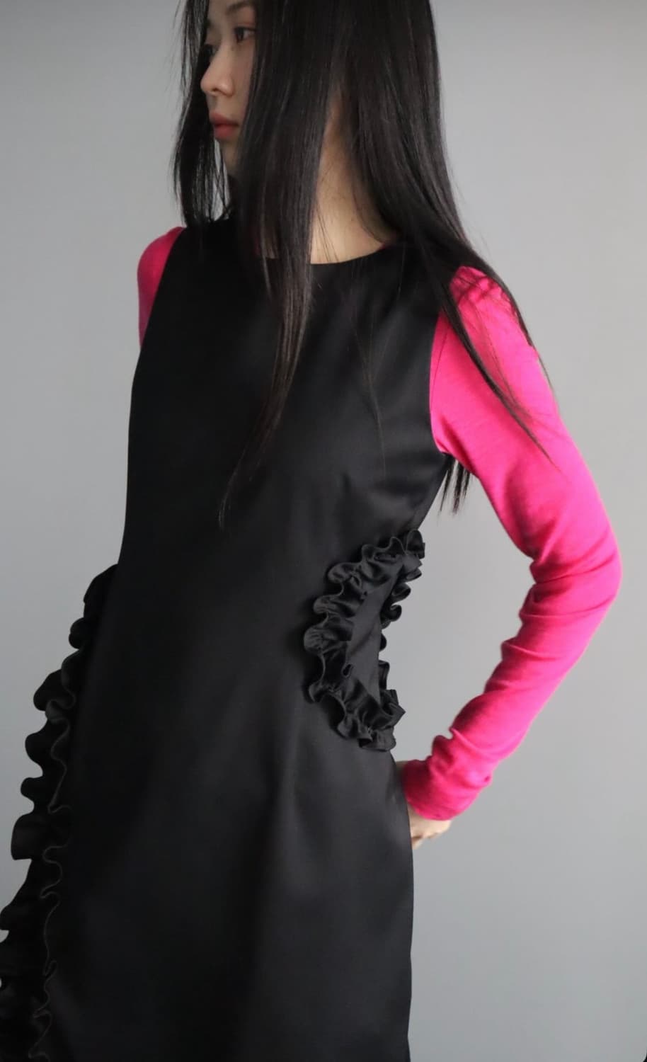 바하윤 BAHAYOON 언발란스 러플 슬리브리스 드레스 블랙 상품이미지2