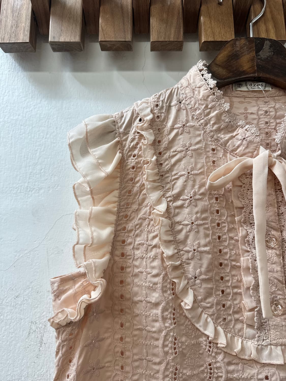 택있는새상품 axes femme 아일렛 레이스 프릴 슬리브리스 블라우스 상품이미지3