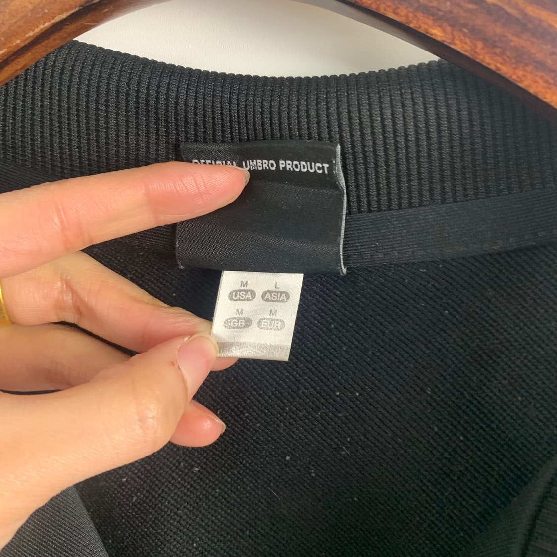 엄브로 자수로고 라인 블랙 져지 상품이미지5