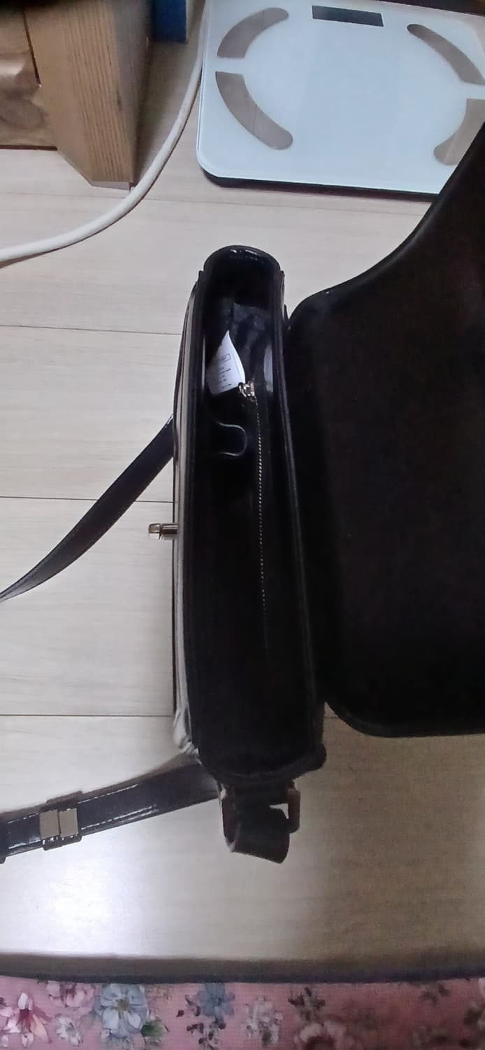 스퀘어라인 엠버 블랙 숄더백  상품이미지7