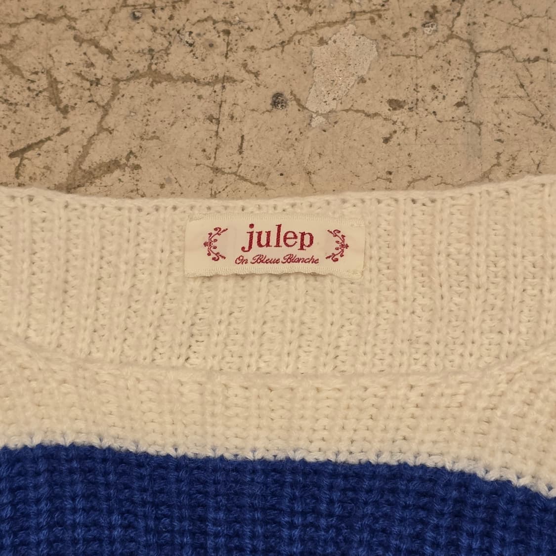 크롭 스타일 라운드넥 스트라이프 니트 스웨터 상품이미지4