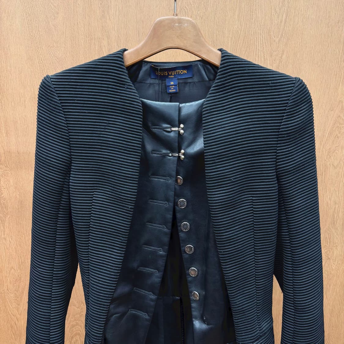 루이비통 자켓 레이어드 후크 여밈 페이크 버튼 디테일 슬림핏 블랙 상품이미지4