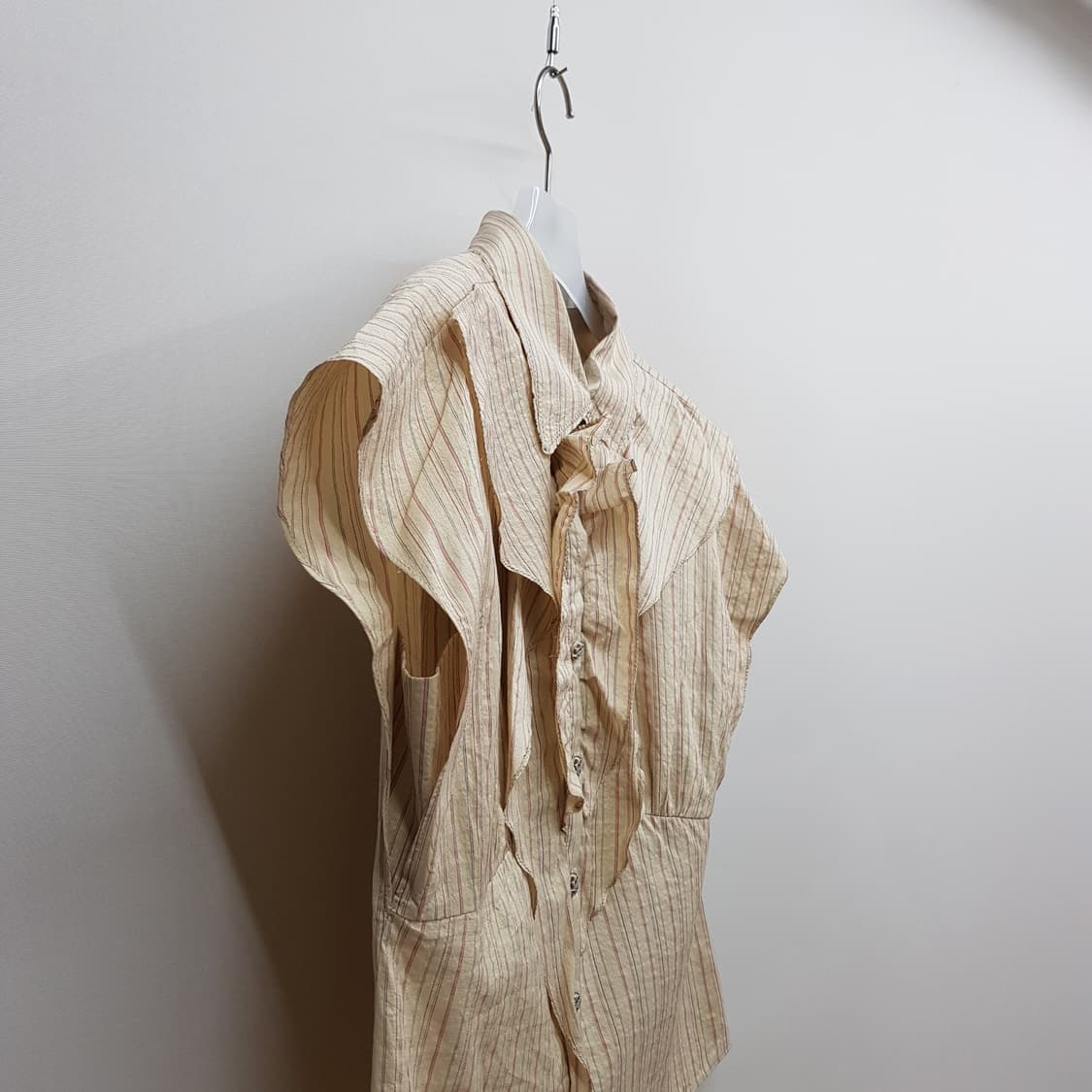 한섬 타임 2022 스트라이프 러플 디테일 블라우스 M사이즈 상품이미지3