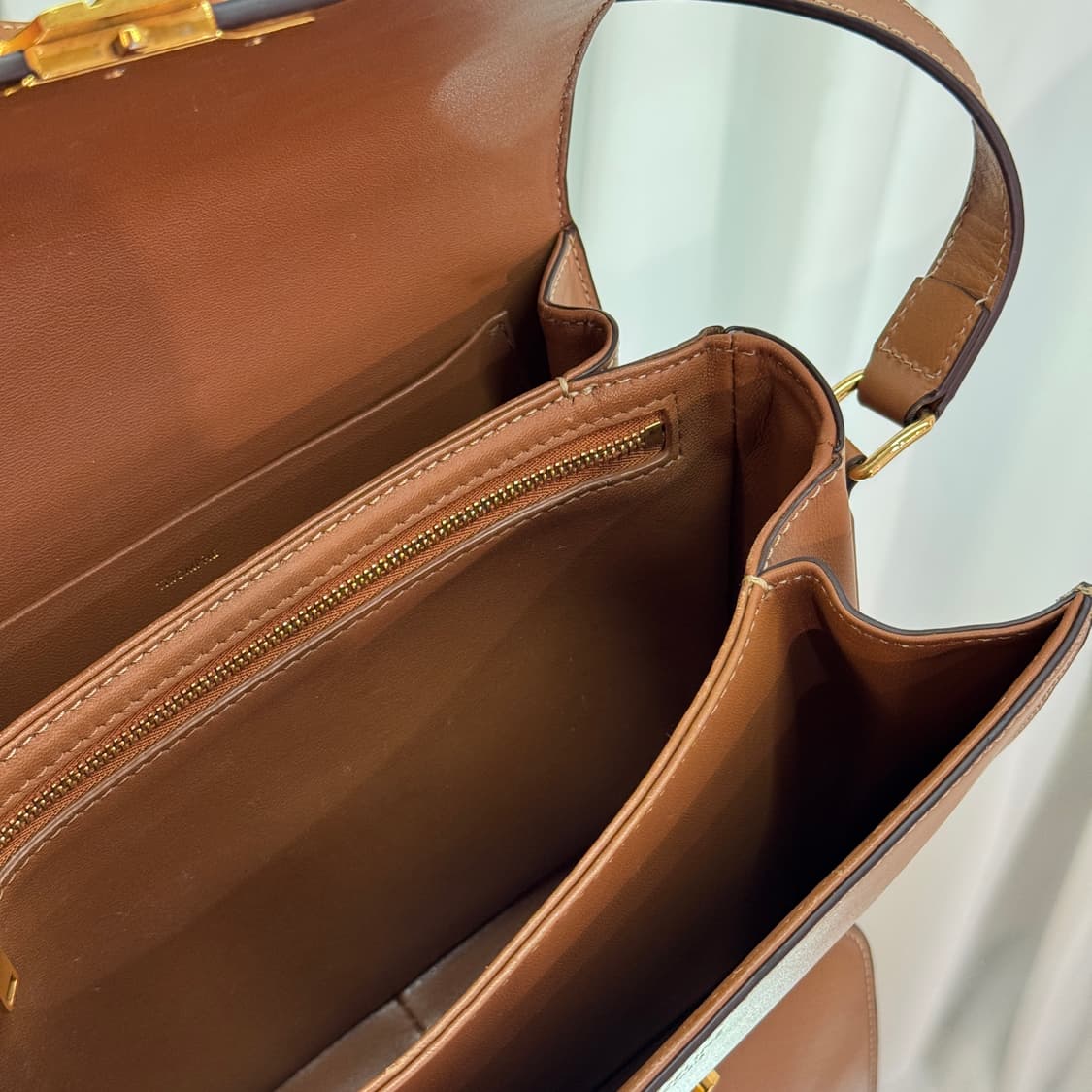 [정품] 셀린느 클래식 트리옹프백 미디움 내추럴 카프스킨  상품이미지7