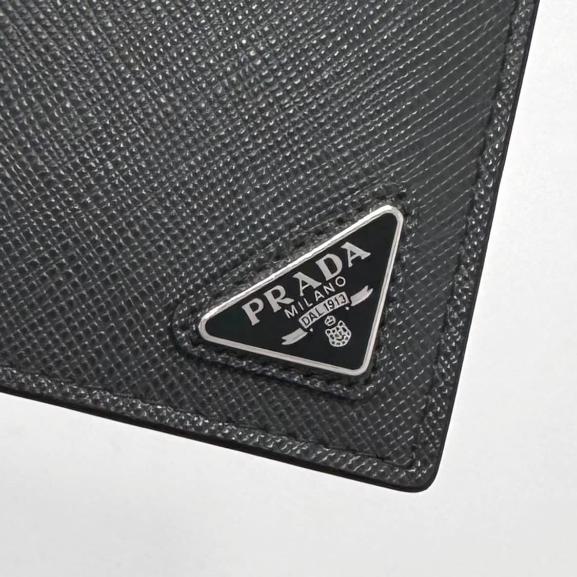 프라다 삼각로고 사피아노 반지갑 그레이 상품이미지4