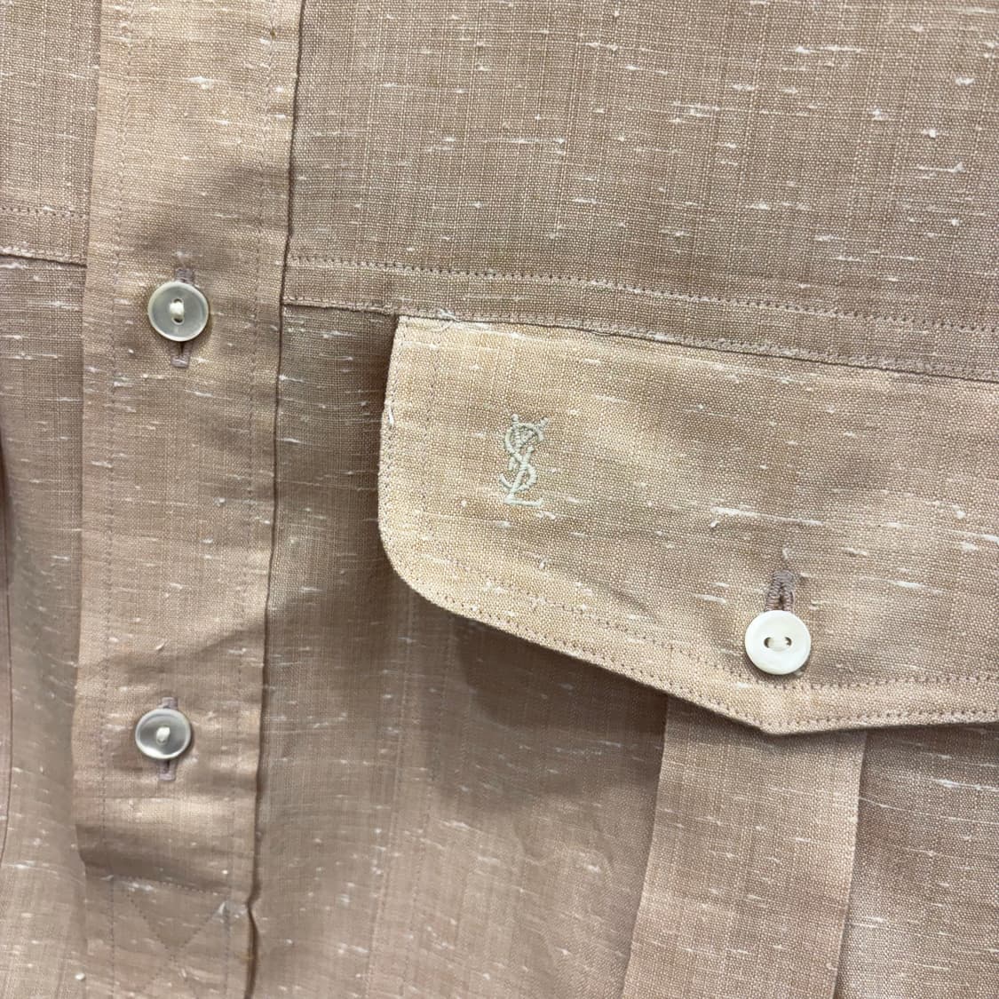 입생로랑 긴팔 셔츠 프론트 하프 버튼 밴드 카라 플랩 포켓 디테일 베이지 상품이미지6