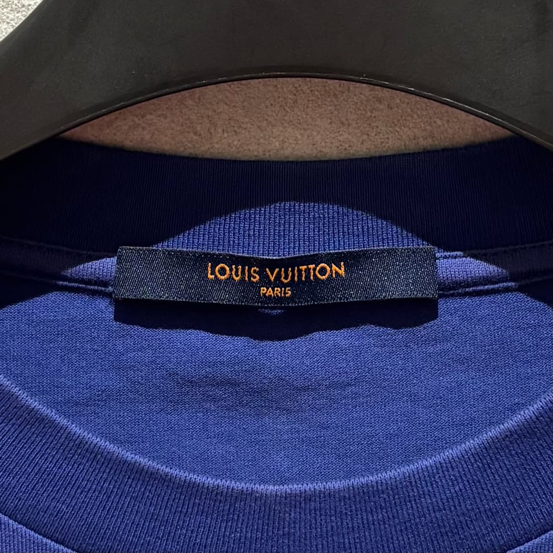 A+ / L (103) 루이비통 그라데이션 반팔티 블루 백화점판 상품이미지2