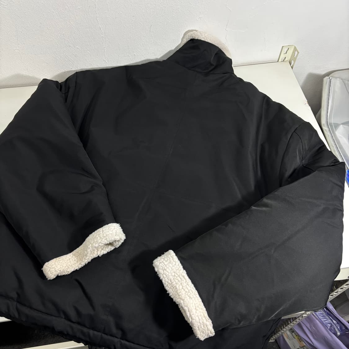 L 코드그라피 블랙 오버핏 투웨이 쉐르파 패딩 상품이미지4